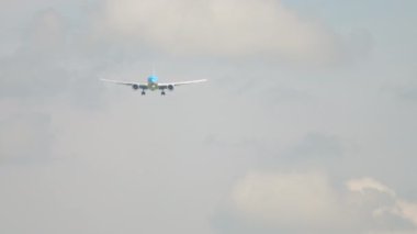 Mavi gökyüzünde uçan uçaklar