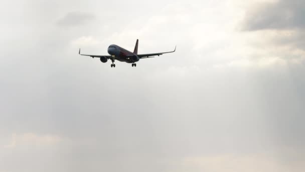 Compagnia aerea low-cost AirAsia declina l'atterraggio — Video Stock