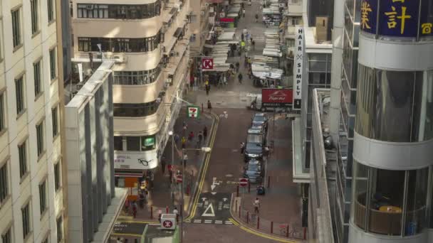 Blick von oben auf eine belebte Straße in Hongkong — Stockvideo