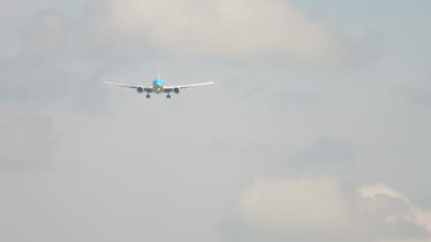 Mavi gökyüzünde uçan uçaklar — Stok video
