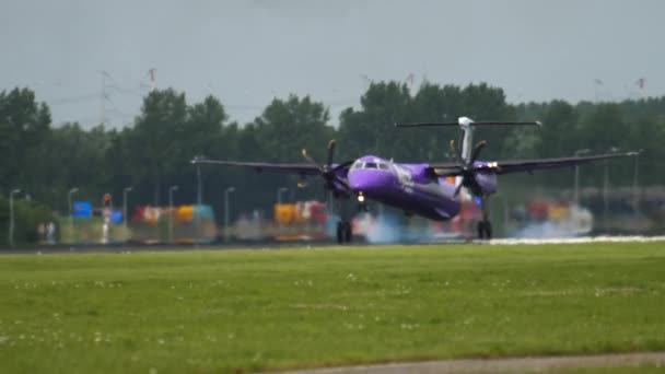 Langsame Landung einer Turboprop-Maschine — Stockvideo