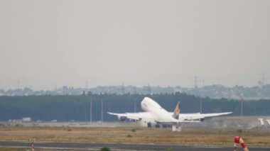 Büyük Boeing 747 havalanıyor.
