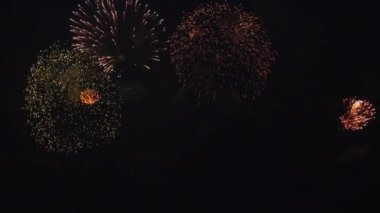 Parlayan havai fişek gösterisi