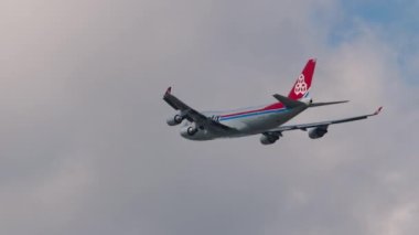 Gökyüzünde uçan büyük bir kargo uçağı.