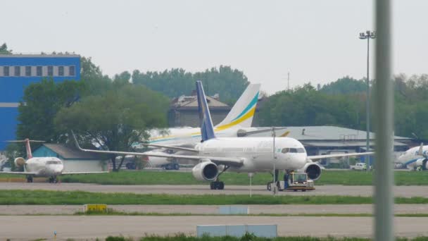Air Astana Boeing 757 Almaty Havaalanı 'nda çekiliyor. — Stok video