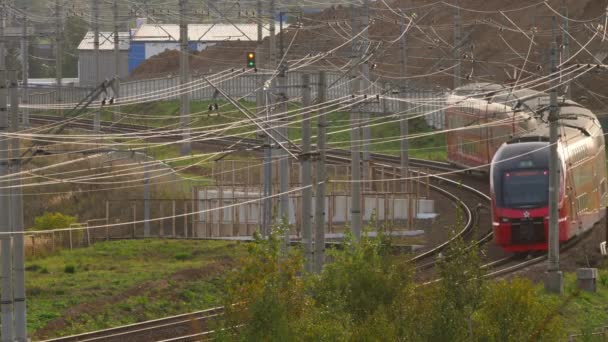 Kolej i odjeżdżający pociąg — Wideo stockowe