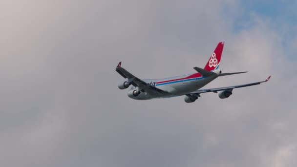 Enorme avión de carga volando en el cielo — Vídeos de Stock