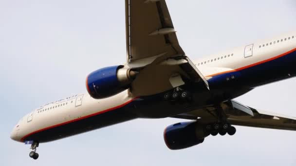 Boeing av Aeroflot flyger för landning — Stockvideo