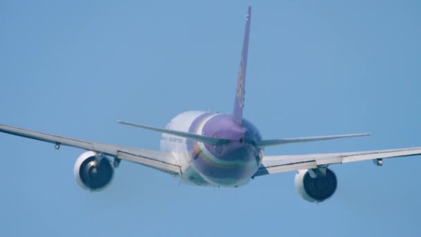 Thai Airlines Boeing 777 fliegt am Himmel davon — Stockvideo