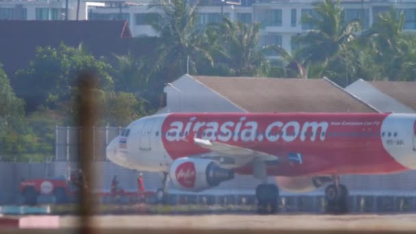 Avião AirAsia a ser rebocado no aeroporto — Vídeo de Stock