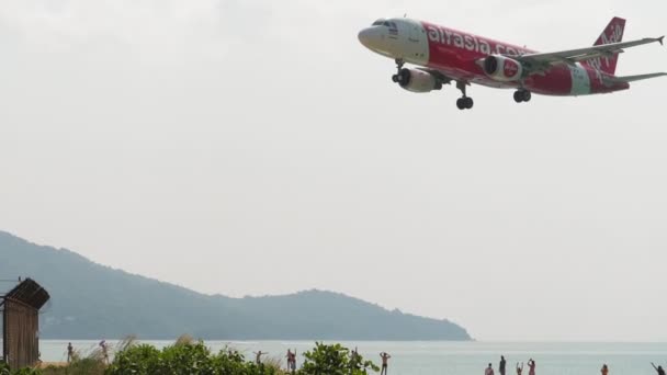 Landing a plane over the heads of tourists — Vídeos de Stock
