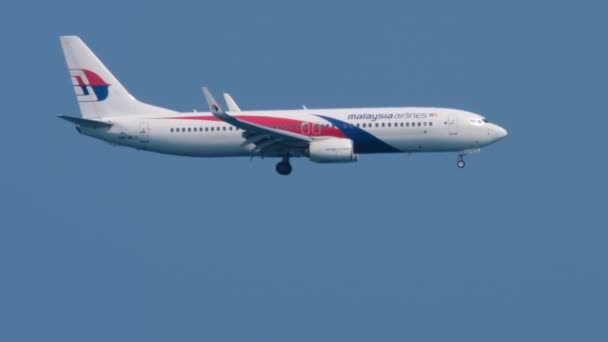 Boeing Malaysian Airlines flies in the sky — Vídeos de Stock