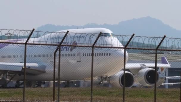 Büyük bir Boeing 747 uçağının yakın çekimi. — Stok video