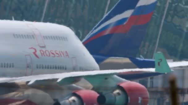 Крупный план Boeing 747 Россия в аэропорту Пхукета — стоковое видео