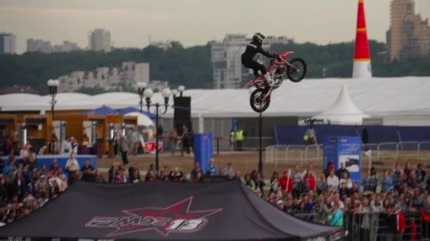 Motofreestyle sports jumping — Stock Video