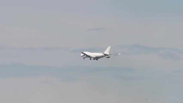 Вантажний літак летить у блакитному небі — стокове відео