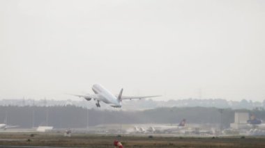 Boeing şiddetli yağmurda havalanıyor