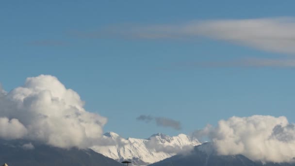 Prachtig panorama van wolken in de bergen — Stockvideo