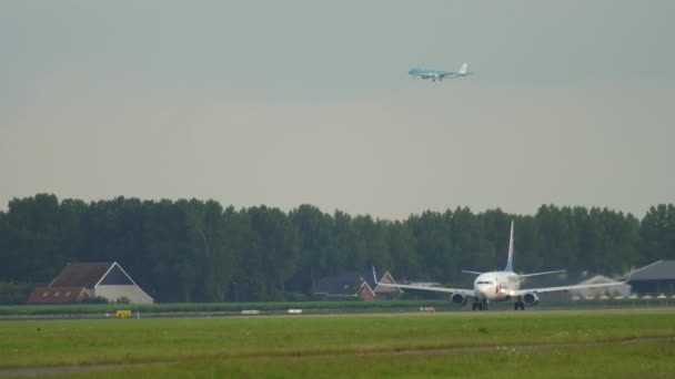 Uçaklar kalkıyor ve iniyor, havaalanı trafiği — Stok video