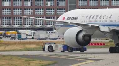 Traktör büyük bir uçağı çekiyor.