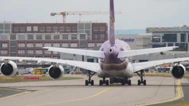 Airbus 380 taksicilik, dikiz manzaralı.