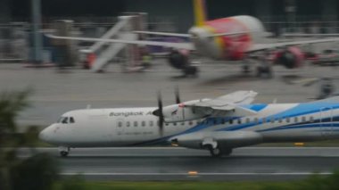 İnişten sonra turboprop uçak frenleri