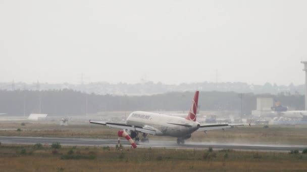 Samolot lądujący w deszczu, widok z tyłu — Wideo stockowe