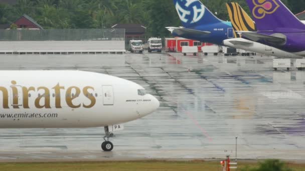 Vista de la pista mojada por la lluvia, avión — Vídeo de stock