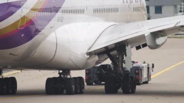 Traktör kocaman bir uçak çekiyor.