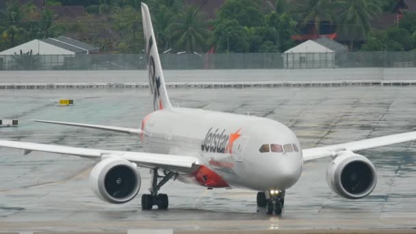Самолет Dreamliner взлетает под дождем — стоковое видео
