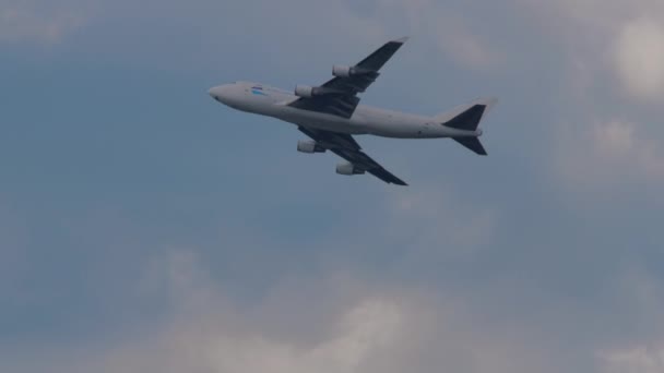 Énorme 747 Boeing dans le ciel au-dessus — Video