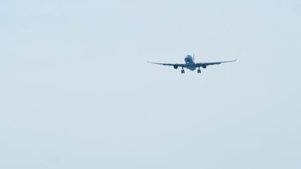 Landung von Passagierflugzeug — Stockvideo