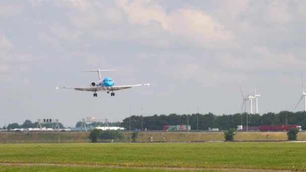 KLM Cityhopper Fokker arrive — Video