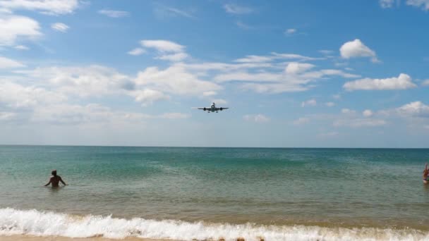 L'aereo vola molto basso sulla spiaggia — Video Stock