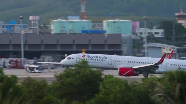 Royal Flight landade på Phukets flygplats — Stockvideo
