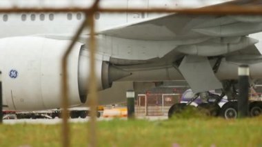 Bir uçak motorunun detaylı yakın çekimi