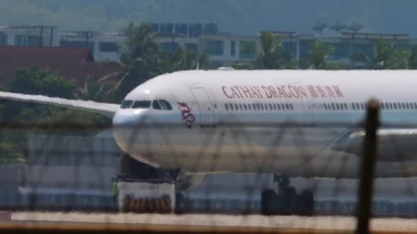 Avião comercial no Aeroporto de Phuket — Vídeo de Stock