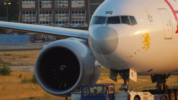 Vue de face de l'avion, poste de pilotage — Video