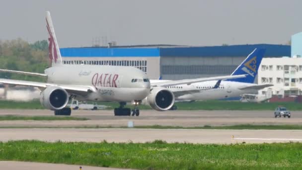 Грузовой Boeing Qatar Airlines — стоковое видео