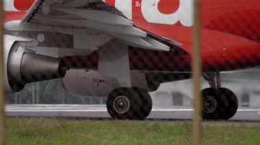 Uçak iniş takımları taksiliyor.