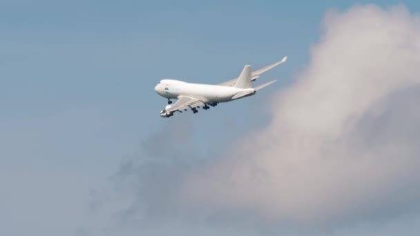 Самолет разворачивается в небе — стоковое видео