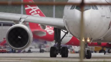 Uçak dönüşü, yakın plan.