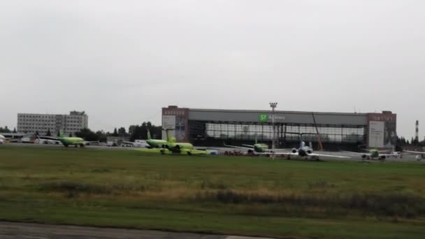 Vorzeitiger Flug, Abreise vom Flughafen — Stockvideo