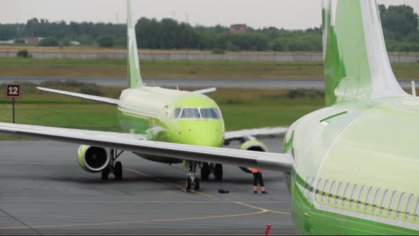 Osobní letadla, pohled z okna terminálu — Stock video