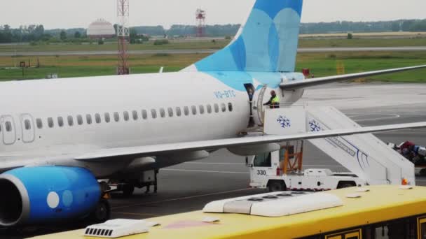 Boeing 737 Airlines Pobeda Ankunft — Stockvideo