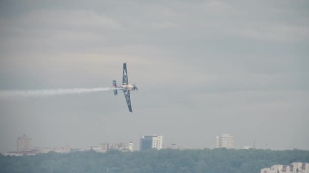 Спортивний літак, трюки в повітрі. — стокове відео