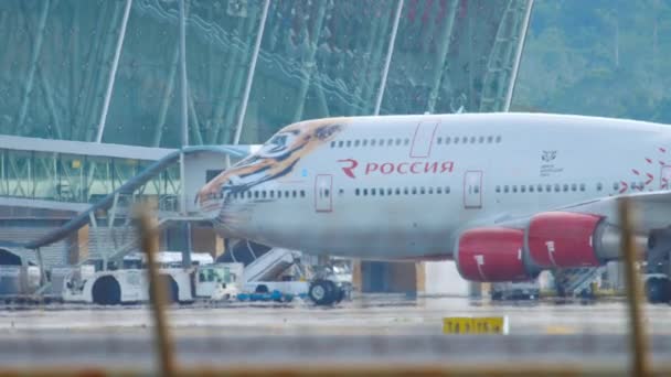 Boeing passenger departs from the terminal — 图库视频影像