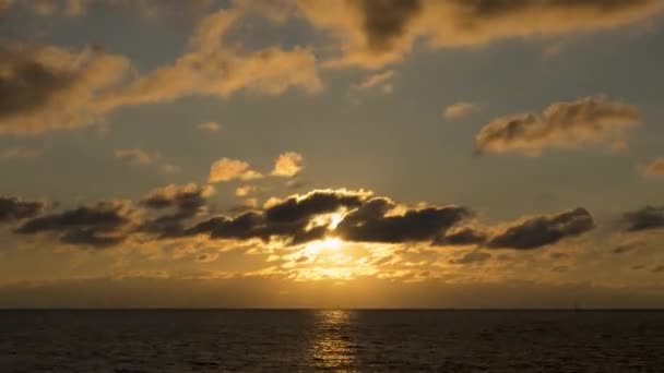 Timelapse, puesta de sol dorada en la costa — Vídeos de Stock