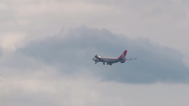 Boeing cargo vola nel cielo nuvoloso — Video Stock