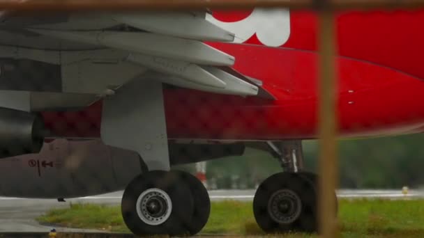 Крупный план, самолет на взлетно-посадочной полосе — стоковое видео